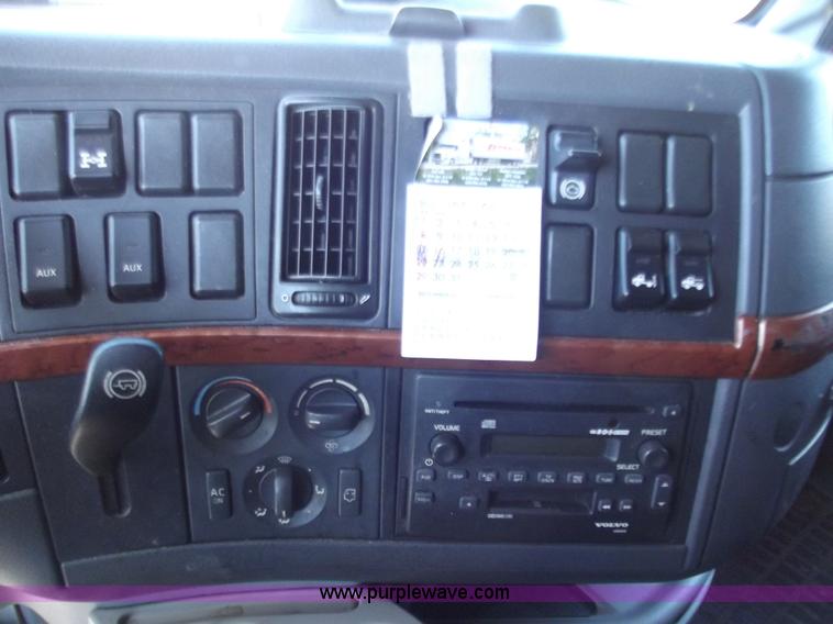 image for item B6265 2007 Volvo VNL semi truck