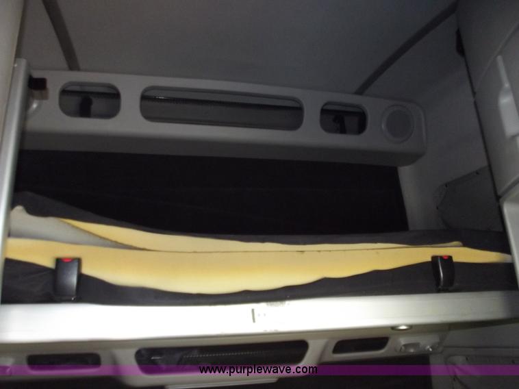 image for item B6265 2007 Volvo VNL semi truck