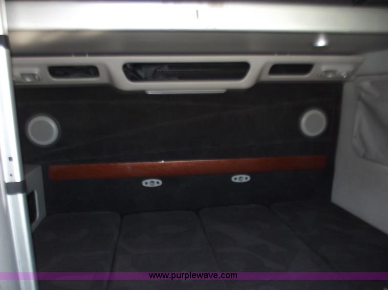 image for item B6265 2007 Volvo VNL semi truck