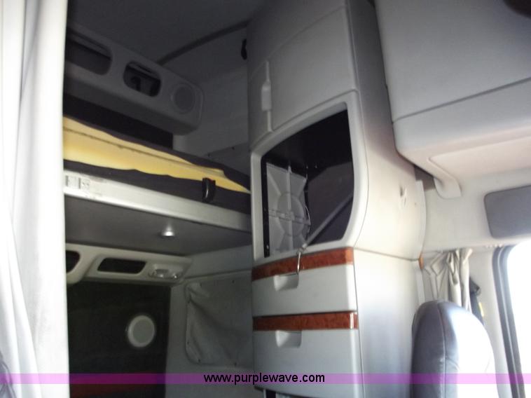 image for item B6265 2007 Volvo VNL semi truck