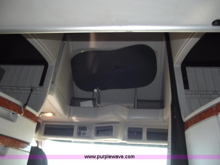 image for item B6265 2007 Volvo VNL semi truck