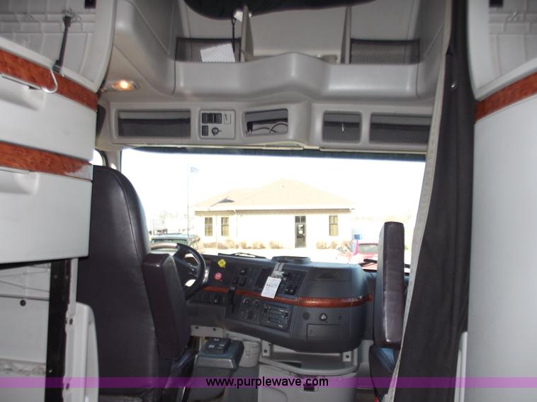 image for item B6265 2007 Volvo VNL semi truck