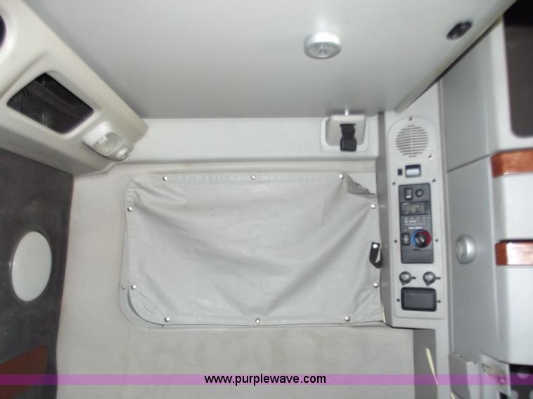 image for item B6265 2007 Volvo VNL semi truck