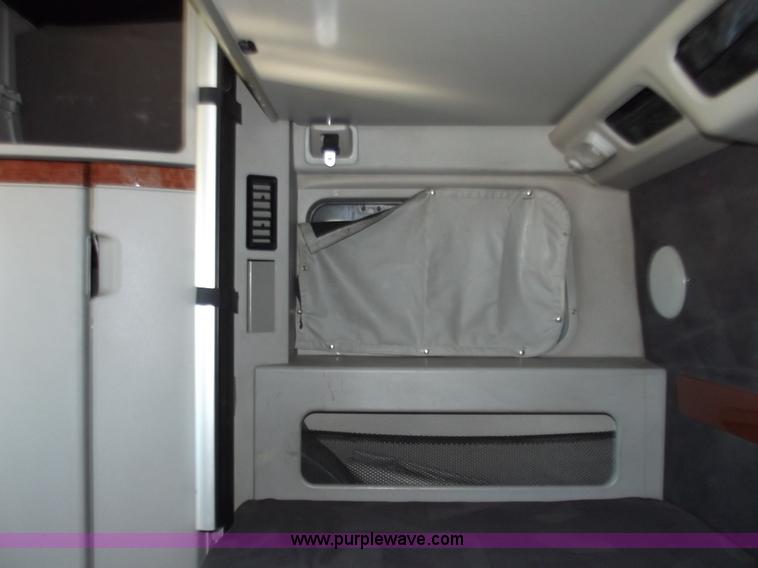 image for item B6265 2007 Volvo VNL semi truck