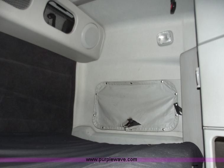 image for item B6265 2007 Volvo VNL semi truck