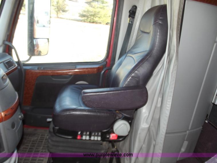 image for item B6265 2007 Volvo VNL semi truck