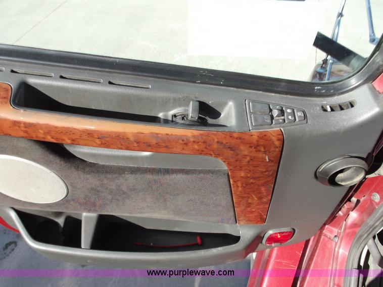 image for item B6265 2007 Volvo VNL semi truck