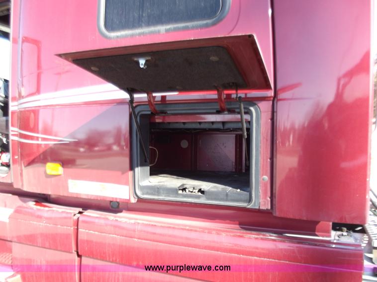 image for item B6265 2007 Volvo VNL semi truck