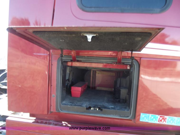 image for item B6265 2007 Volvo VNL semi truck