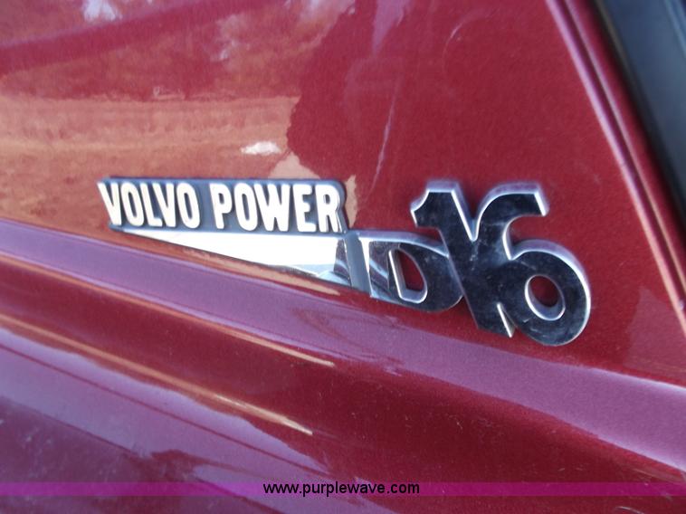 image for item B6265 2007 Volvo VNL semi truck