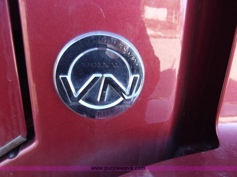 image for item B6265 2007 Volvo VNL semi truck