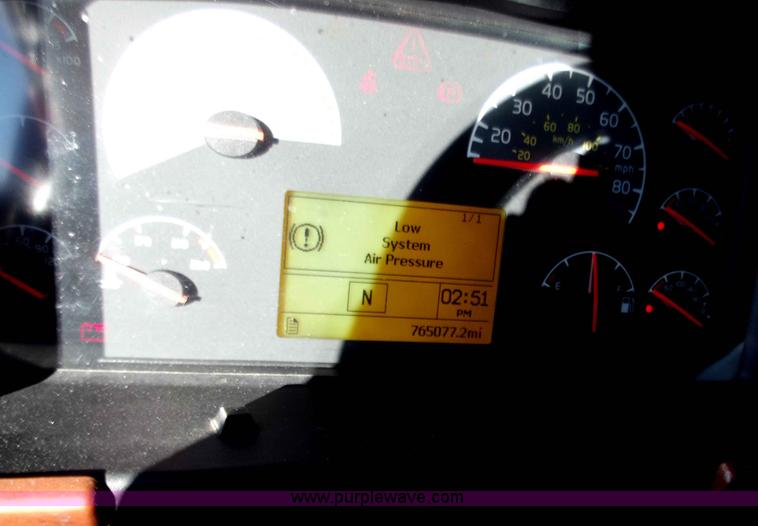 image for item B6265 2007 Volvo VNL semi truck