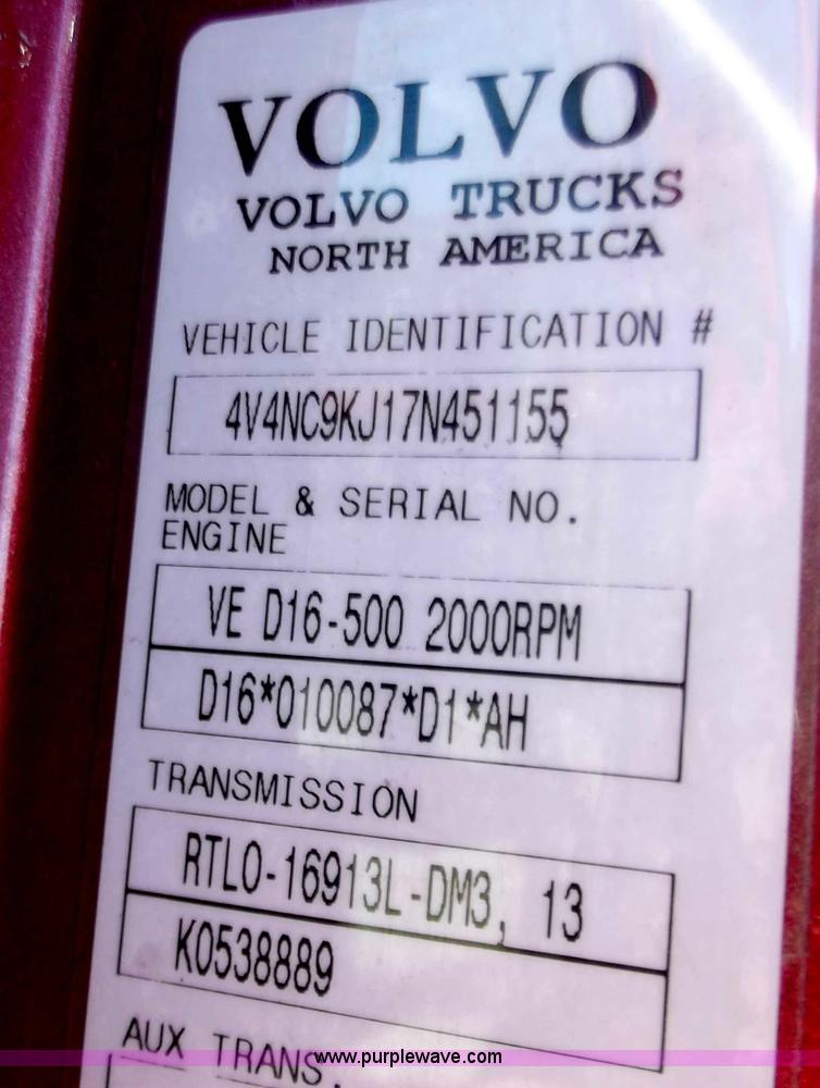 image for item B6265 2007 Volvo VNL semi truck