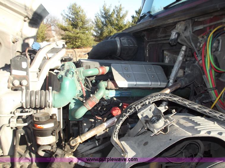 image for item B6265 2007 Volvo VNL semi truck