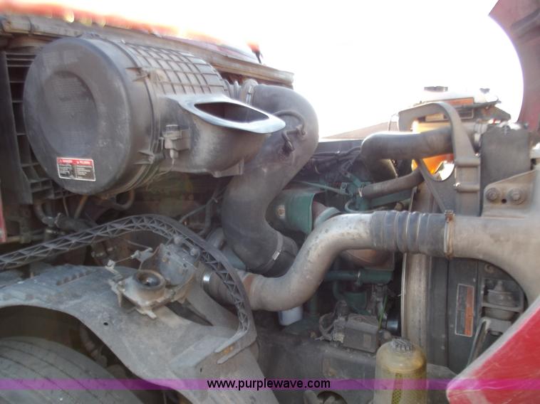 image for item B6265 2007 Volvo VNL semi truck