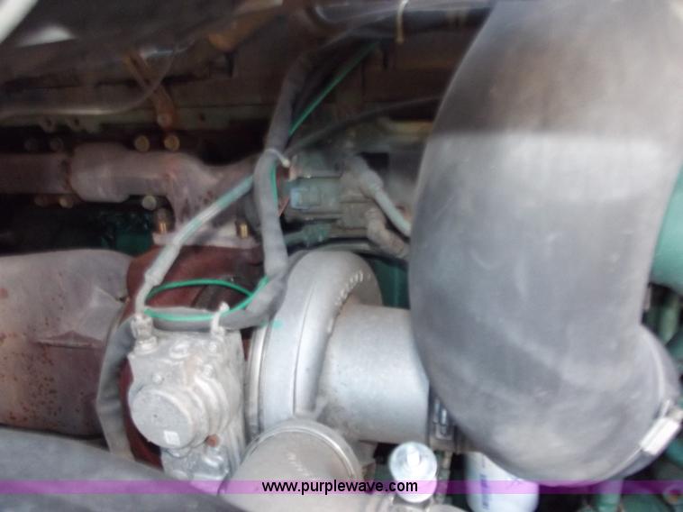 image for item B6265 2007 Volvo VNL semi truck