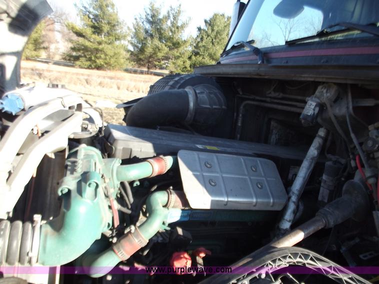 image for item B6265 2007 Volvo VNL semi truck