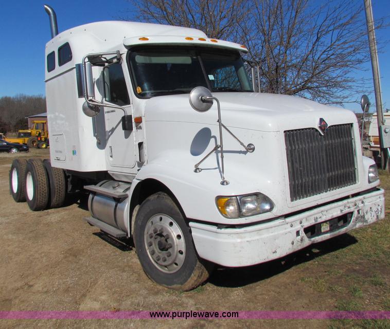 image for item B7136 2006 International 9400I semi