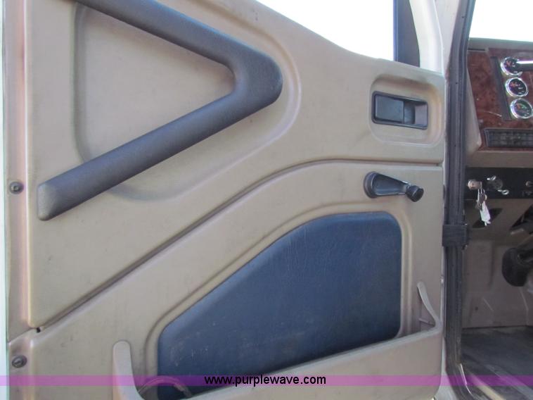 image for item B7136 2006 International 9400I semi