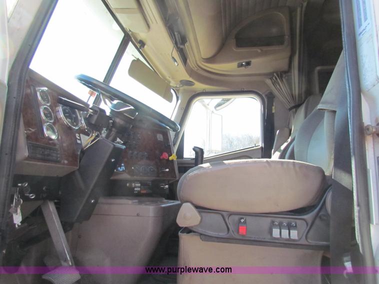 image for item B7136 2006 International 9400I semi