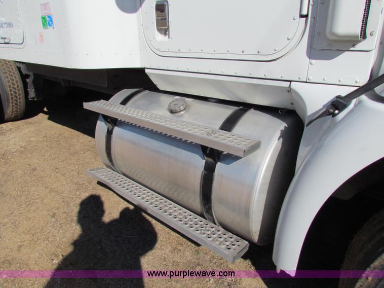 image for item B7136 2006 International 9400I semi