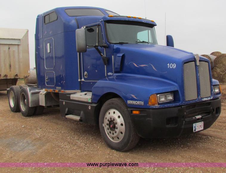 image for item B7137 1996 Kenworth T600 semi truck