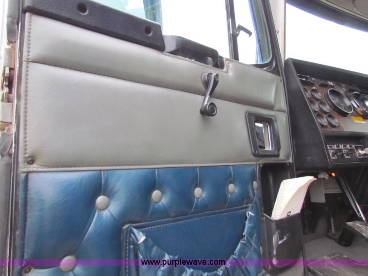 image for item B7137 1996 Kenworth T600 semi truck