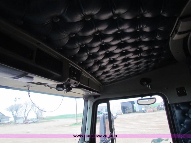 image for item B7137 1996 Kenworth T600 semi truck