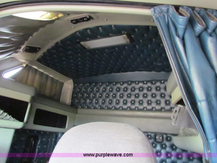 image for item B7137 1996 Kenworth T600 semi truck