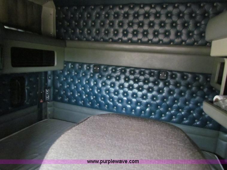 image for item B7137 1996 Kenworth T600 semi truck