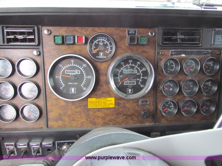 image for item B7137 1996 Kenworth T600 semi truck