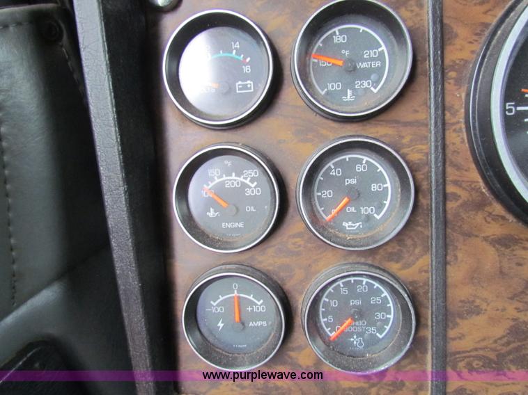 image for item B7137 1996 Kenworth T600 semi truck