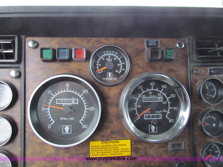 image for item B7137 1996 Kenworth T600 semi truck