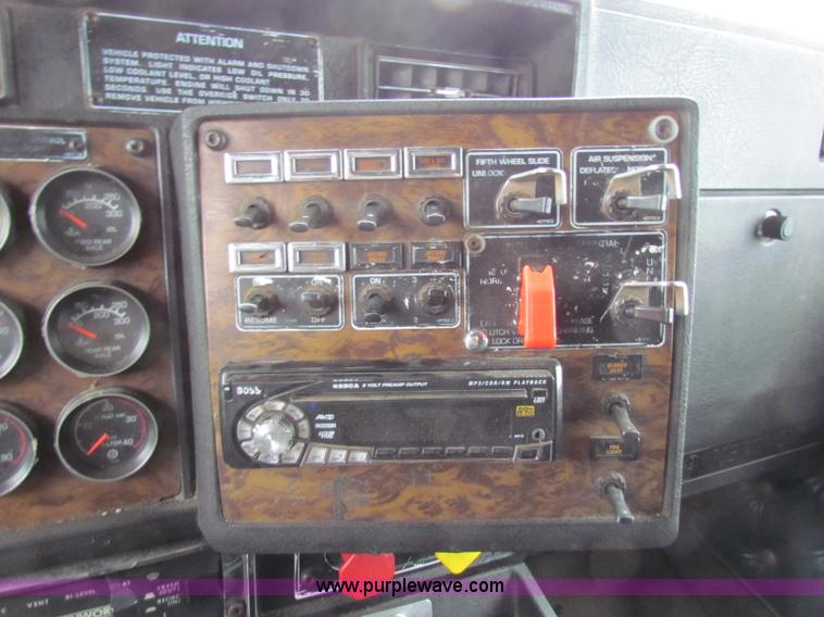 image for item B7137 1996 Kenworth T600 semi truck