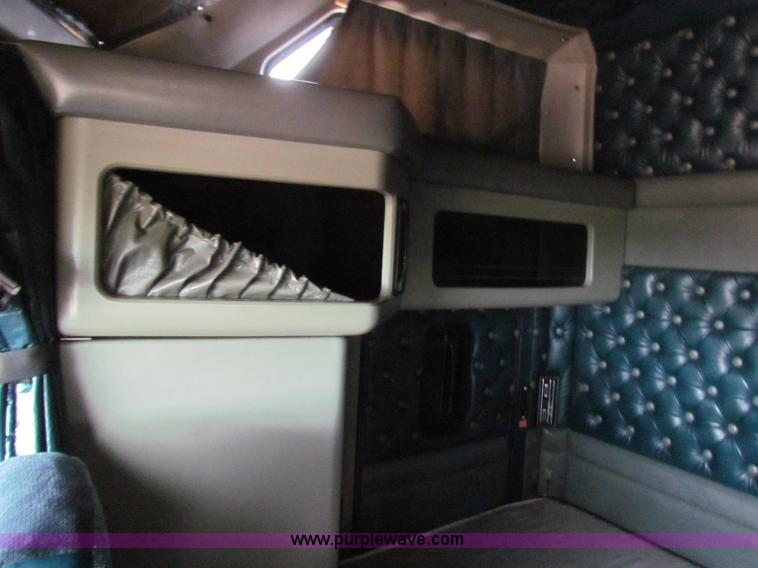 image for item B7137 1996 Kenworth T600 semi truck