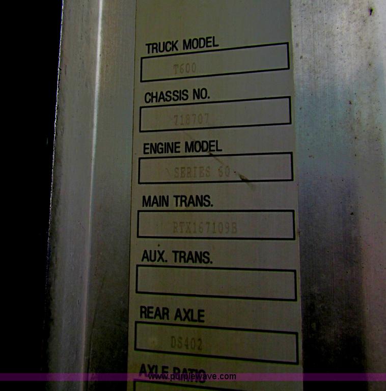 image for item B7137 1996 Kenworth T600 semi truck