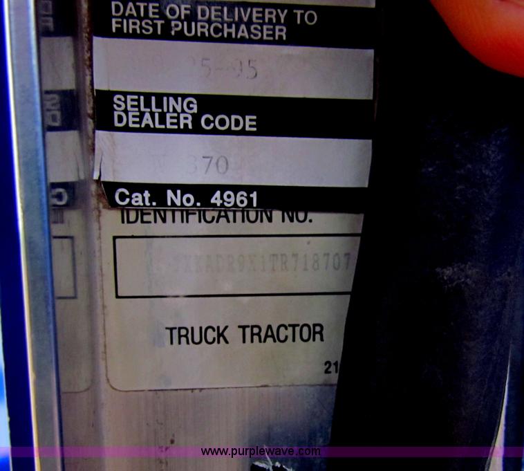 image for item B7137 1996 Kenworth T600 semi truck