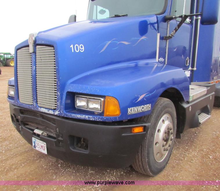 image for item B7137 1996 Kenworth T600 semi truck