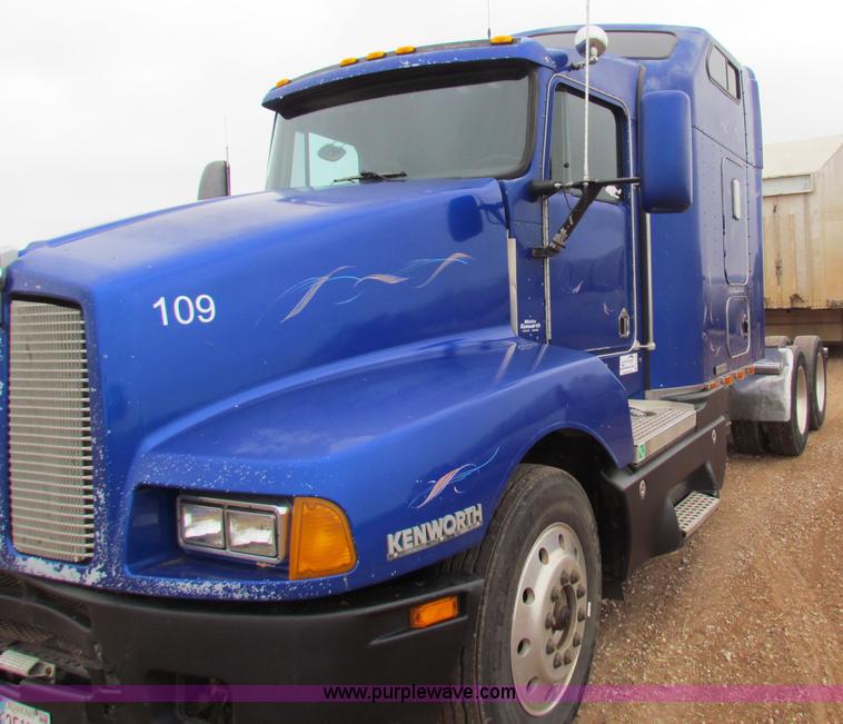image for item B7137 1996 Kenworth T600 semi truck