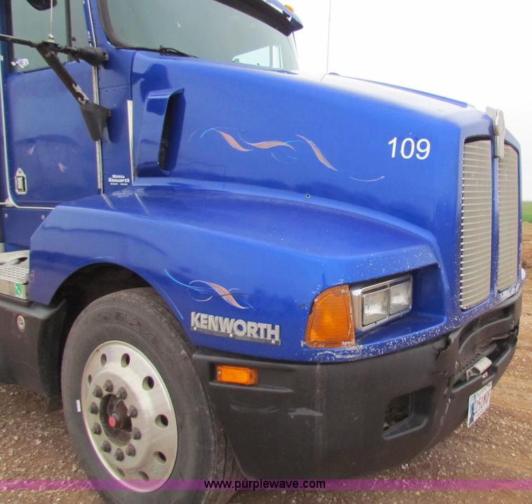image for item B7137 1996 Kenworth T600 semi truck