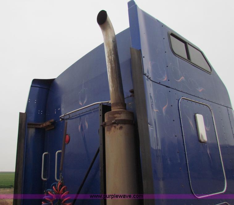 image for item B7137 1996 Kenworth T600 semi truck