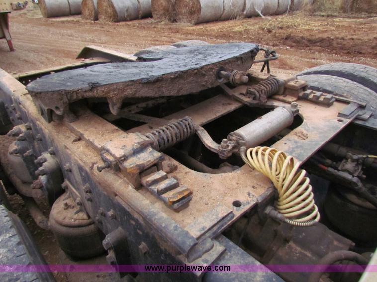 image for item B7137 1996 Kenworth T600 semi truck