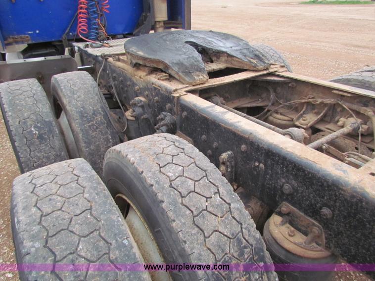 image for item B7137 1996 Kenworth T600 semi truck