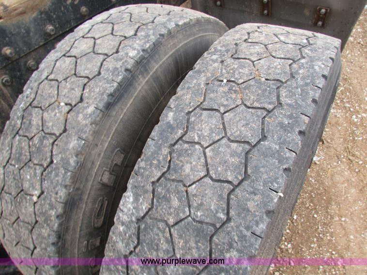 image for item B7137 1996 Kenworth T600 semi truck