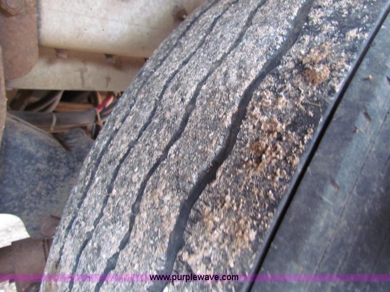 image for item B7138 1984 Merritt 48' livestock trailer