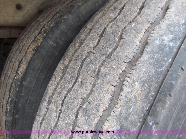 image for item B7138 1984 Merritt 48' livestock trailer