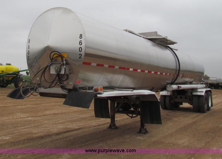 image for item B7140 1986 Fruehauf tanker trailer