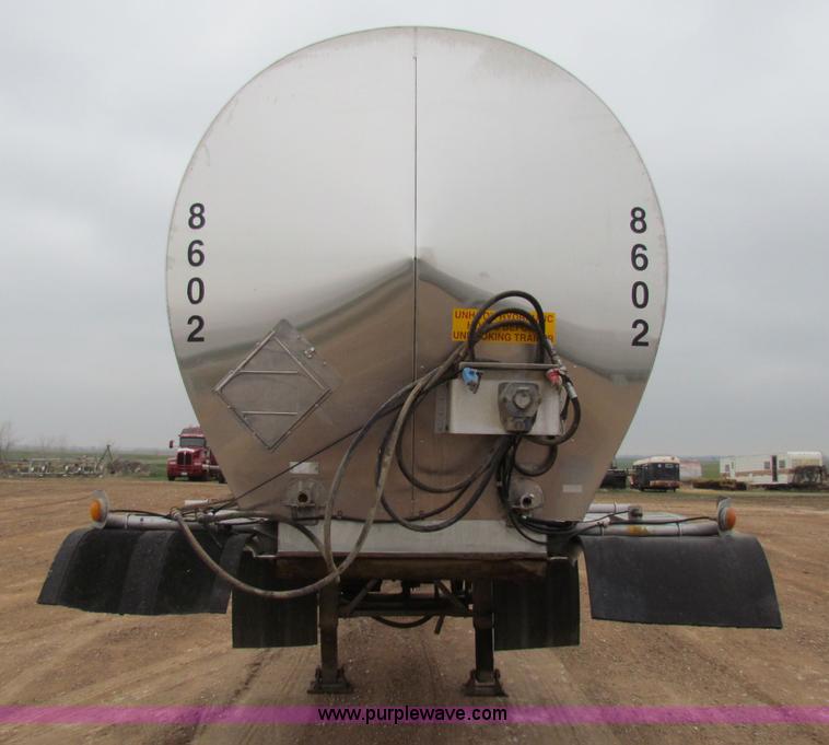 image for item B7140 1986 Fruehauf tanker trailer