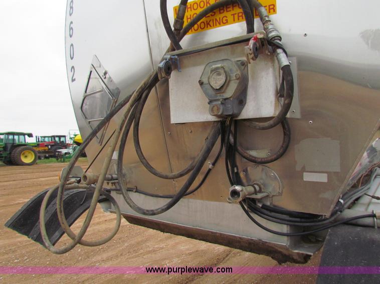 image for item B7140 1986 Fruehauf tanker trailer