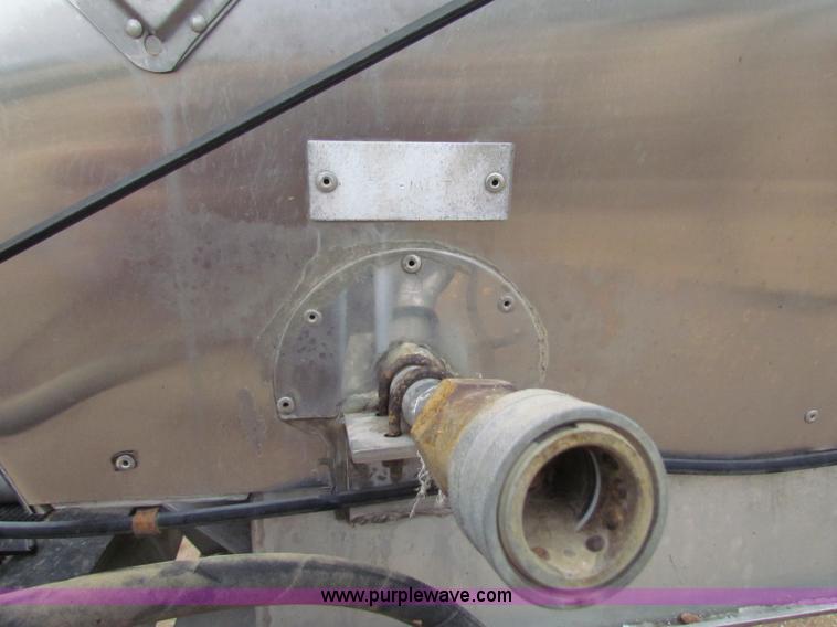 image for item B7140 1986 Fruehauf tanker trailer